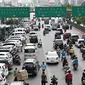 Sejumlah kendaraan melintasi Jalan Pramuka, Jakarta, Jumat (20/11). Banyaknya kendaraan pribadi yang parkir di kawasan tersebut menjadi salah satu penyebab kemacetan. terutama saat pagi hingga siang hari. (Liputan6.com/Immanuel Antonius)