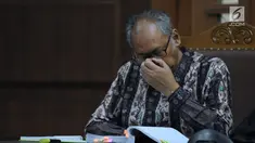 Terdakwa perkara merintangi penyidikan dugaan korupsi E-KTP dengan tersangka Setya Novanto, Bimanesh Sutarjo saat mengikuti sidang lanjutan di Pengadilan Tipikor, Jakarta, Senin (16/4). Sidang mendengar keterangan saksi. (Liputan6.com/Helmi Fithriansyah)