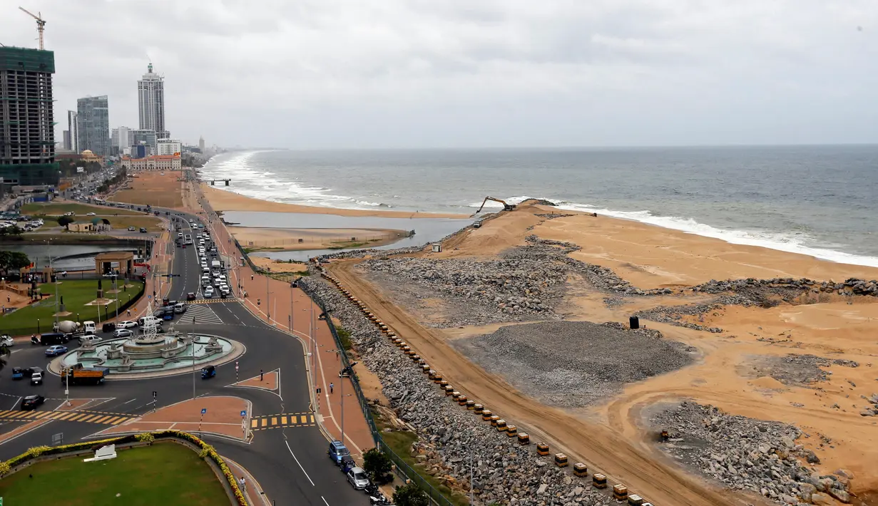 Tampak aktivitas proyek reklamasi di pesisir Kolombo, Sri Lanka, Selasa (9/8).Lahan ini nantinya akan digunakan sebagai pelabuhan 'Colombo Port City' yang menghabiskan dana sekitar 19 triliun rupiah. (REUTERS/Dinuka Liyanawatte)