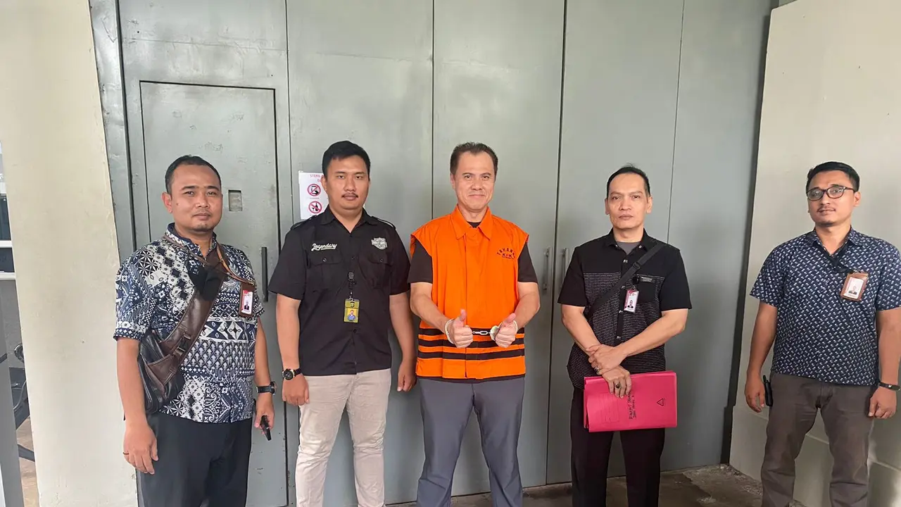 Komisi Pemberantasan Korupsi (KPK) mengeksekusi Direktur PT Diratama Jaya Mandiri John Irfan Kenway alias Irfan Kurnia Saleh ke Lembaga Pemasyarakatan (Lapas) Sukamiskin, Bandung, Jawa Barat. (Istimewa)