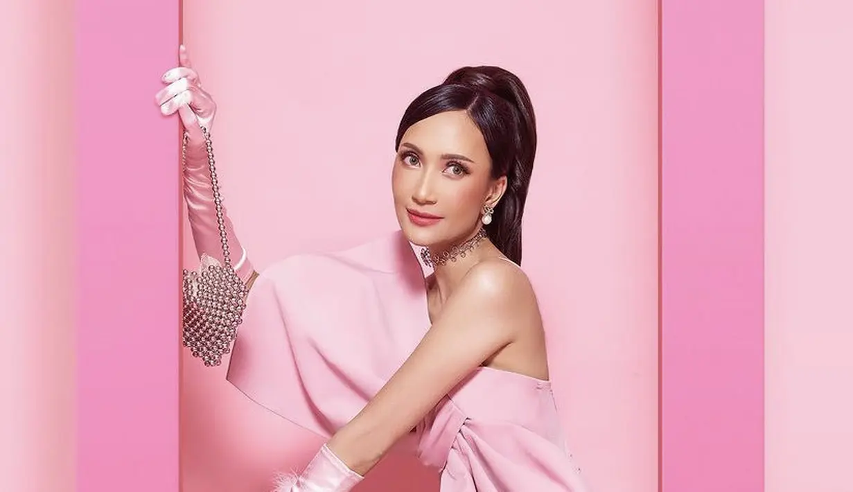 Wajah Artika pun dipoles serba pink oleh MUA Lorita Young. Gaya rambut ikat bun pun hasil dari Hair Stylist Reval. Ia juga mengenakan aksesori kalung chocker dan anting-anting mutiaranya. @dickyphotographie