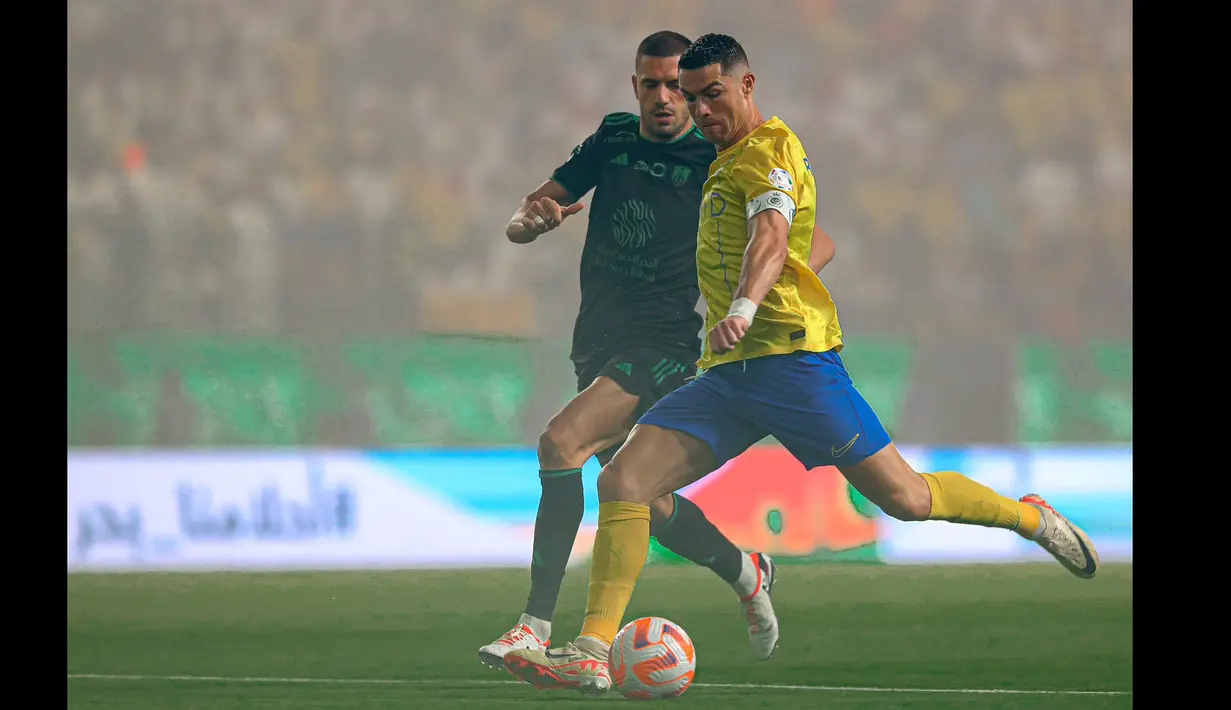 Pemain Al-Nassr, Cristiano Ronaldo mencetak gol pertama timnya ke gawang Al-Ahli pada laga Liga Arab Saudi yang berlangsung di King Saud University Stadium, Riyadh, Arab Saudi, Sabtu (23/09/2023) dini hari WIB. Ronaldo berhasil melesatkan gol pembuka pada menit keempat. (Twitter/@AlNassrFC)