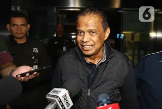 Pemilik agen perjalanan haji dan umroh, Maktour Travel, Fuad Hasan Masyhur, menjawab pertanyaan pewarta saat meninggalkan Gedung Merah Putih Komisi Pemberantasan Korupsi (KPK), Jakarta, Senin (26/1/2025). Ia diperiksa sebagai saksi kasus dugaan korupsi kuota haji tambahan tahun 2023-2024. (Liputan6.com/Helmi Fithriansyah)