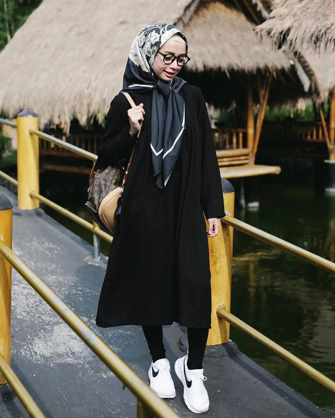 Tampil simple dan stylish dengan busana serba hitam ala Selebgram. (sumber foto: @joyagh/instagram)