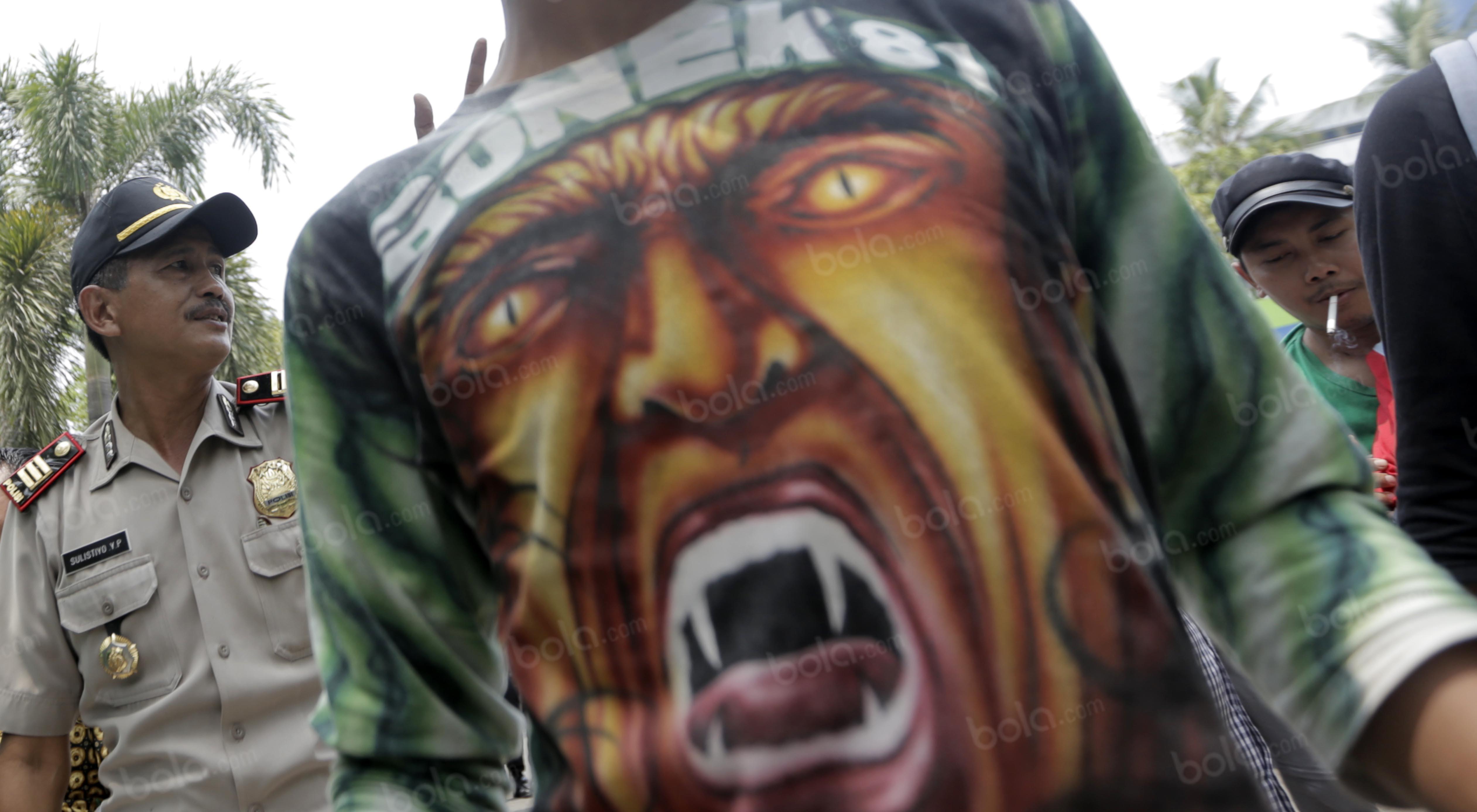 Bonek Mania hadir pada Kongres PSSi di Ancol untuk meminta pertanggung jawaban pemulihan status Persebaya 1927. (Bola.com/Nicklas Hanoatubun)