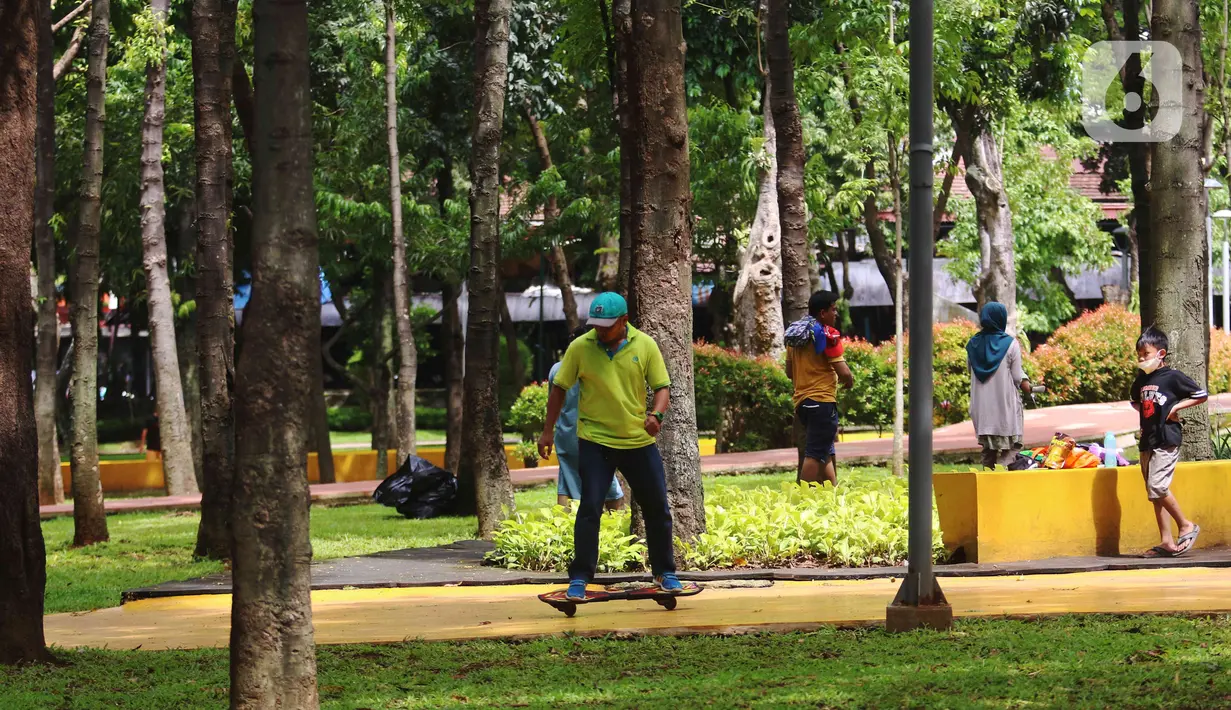 Warga bermain skateboard di area Taman Puring, Jakarta Selatan, Minggu (26/12/2021). Memanfaatkan libur Natal dan Tahun Baru banyak warga memanfaatkan bersama keluarga berwisata ke taman karena hemat biaya. (Liputan6.com/Angga Yuniar)