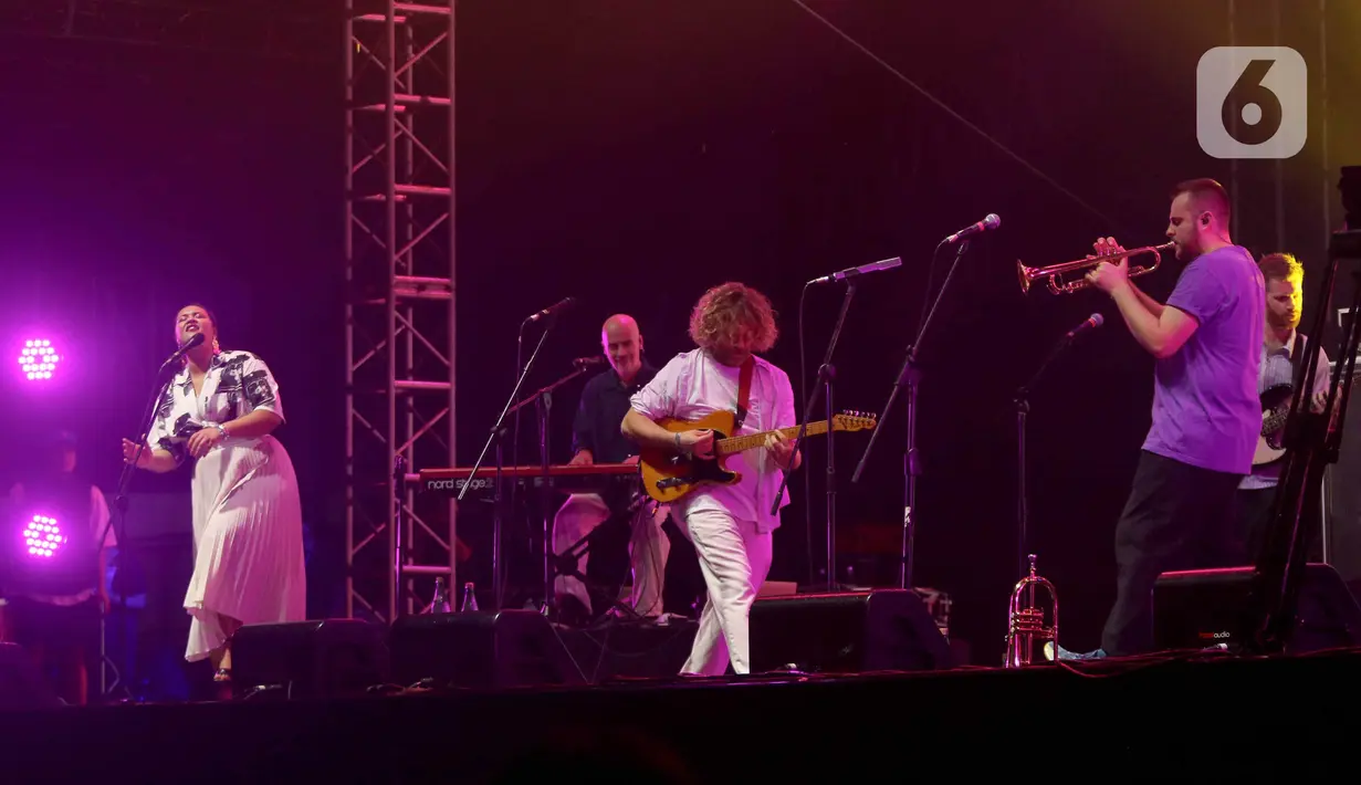 Penampilan penyanyi Tim Van Berkestijn atau di kenal Benny Sings di Joyland Festival Jakarta 2023 kawasan GBK Baseball Stadium, Jakarta, Jumat (24/11/2023). (Liputan6.com/Herman Zakharia)