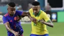 Penyerang Brasil, Neymar Jr menggiring bola dari kawalan gelandang Kolombia Wílmar Barrios selama laga uji coba di Hard Rock Stadium, Florida (7/9/2019). Brasil dan Kolombia bermain imbang 2-2. (AP Photo/Lynne Sladky)