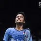 Tunggal putera Indonesia, Anthony Sinisuka Ginting saat melawan Wong Wing Ki Vincent (Hongkong) pada babak pertama turnamen Indonesia Masters 2018 di Istora Senayan, Jakarta, Rabu (24/1). Anthony unggul 21-15, 21-10. (Liputan6.com/Helmi Fithriansyah)