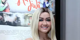 Julia Perez rela mengunduli kepalanya demi solodaritasnya penderita kanker, khususnya perempuan. (Nurwahyunan/Bintang.com)