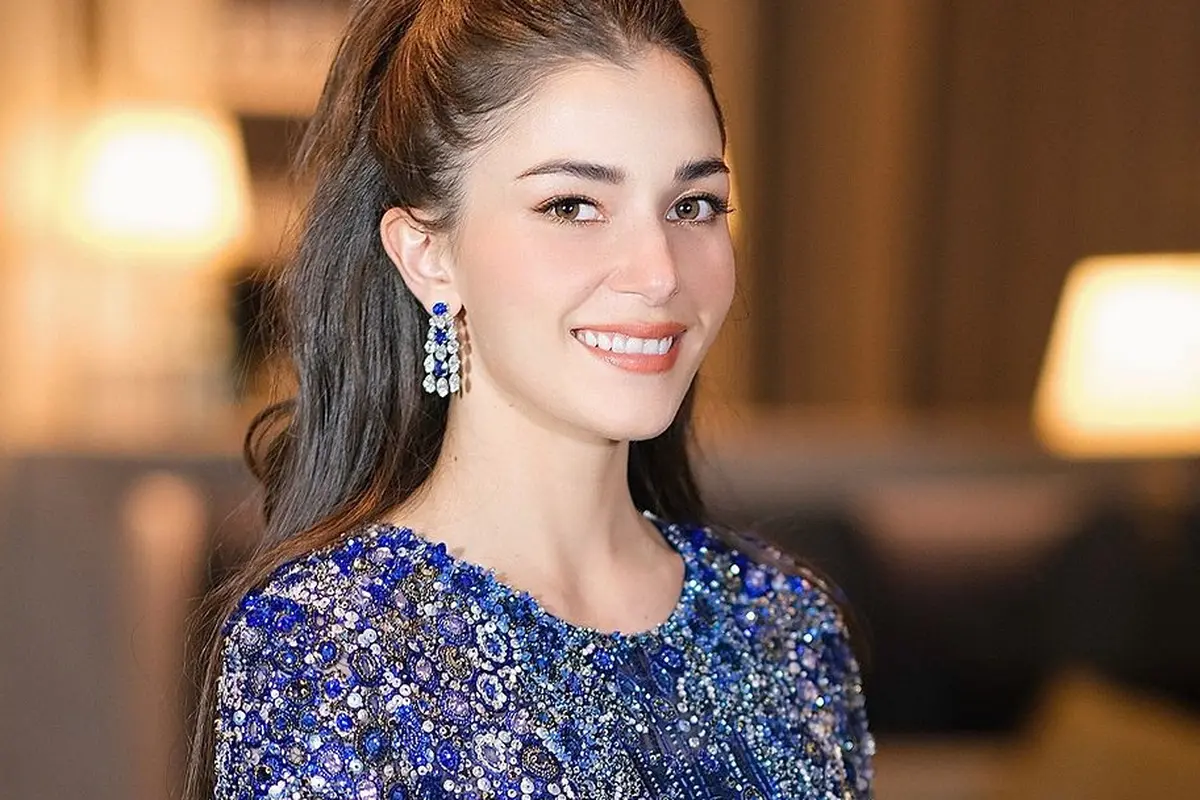 Kondangan Bareng Pangeran Mateen, Anisha Rosnah Tampil Glamor dengan Gaun Desainer Favorit Kate Middleton