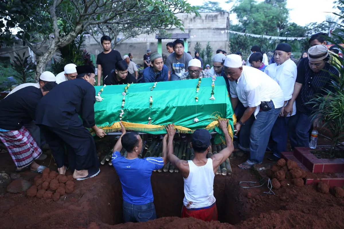 [Bintang] Pemakaman Anak Komeng