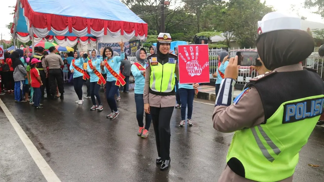 Polwan cantik di Gowa peragakan gerakan lawan hoaks (Liputan6.com/ Eka Hakim)