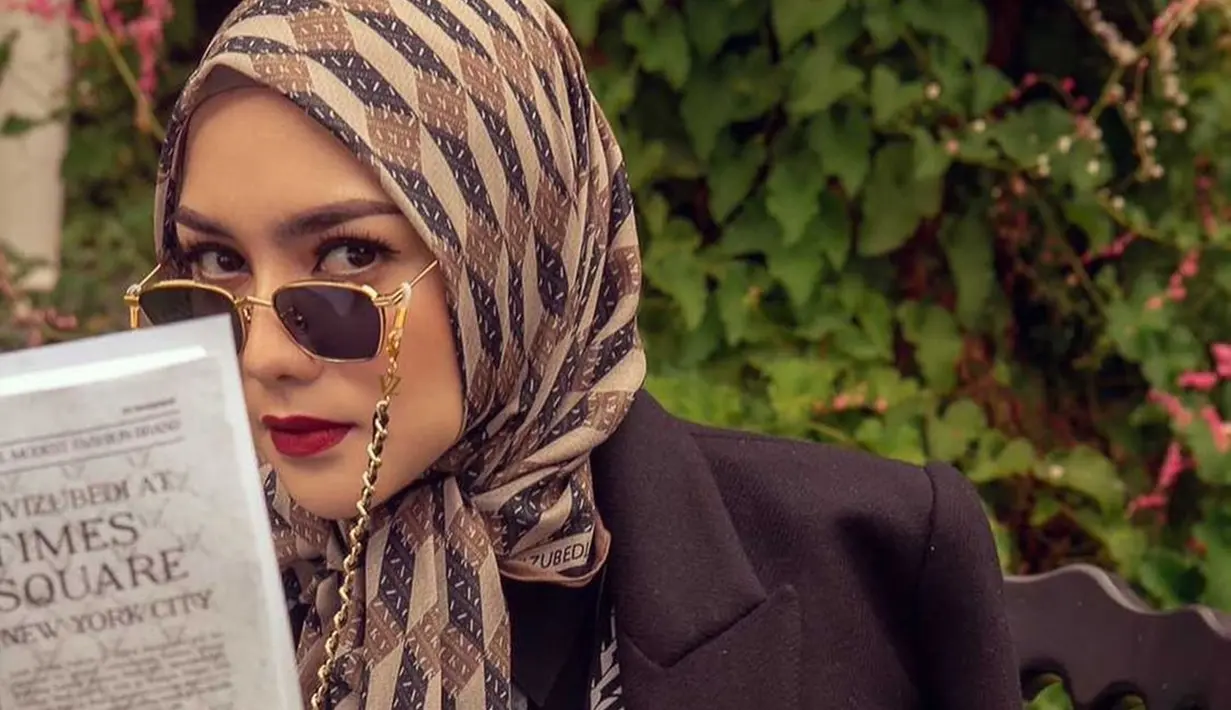 Istri dari Rezky Aditya ini memang tak diragukan lagi gaya fashionnya. Ciki mengawali kariernya sebagai model di Gadis Sampul. Gaya-gaya kece sudah pernah ia jalani saat pemotretan termasuk foto glamor dengan kacamata hits. (Liputan6.com/IG/@citraciki)