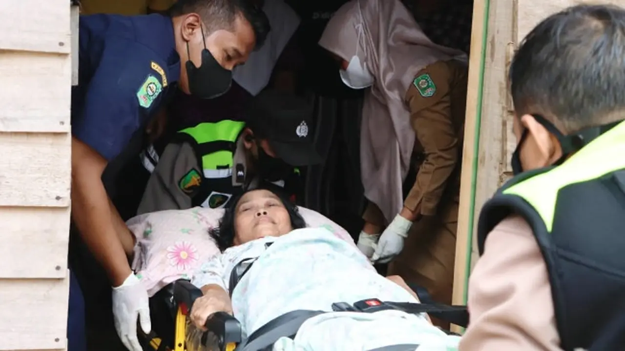 Polisi membawa penderita tuberkulosis tulang di Kabupaten Siak berobat ke Pekanbaru.