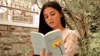 Yunita Siregar, perempuan kelahiran 19 Juni 1994 ini kerap mengunggah momen saat ia membaca buku. Ia terlihat begitu larut menikmati buku yang sedang ia baca. Kesenangannya dalam membaca buku, kerap ia unggah di Instagram. (Liputan6.com/IG/@yunitasiregar)