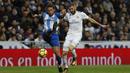Pemain Real Madrid, Karim Benzema (kanan) berebut bola dengan pemain Malaga, Paul Baysse pada lanjutan La Liga Santander di Santiago Bernabeu stadium, Madrid, (25/11/2017). Madrid menang 3-2. (AP/Francisco Seco)