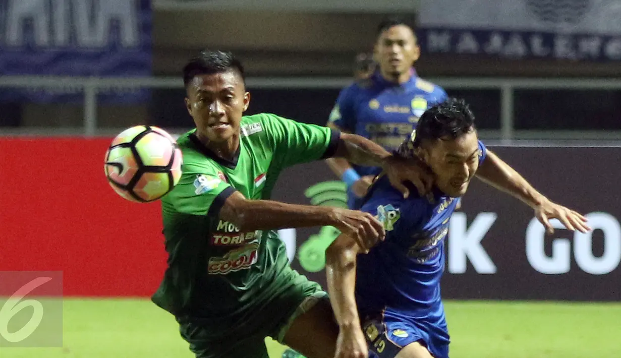 Bek PS TNI, Ganjar Mukti Mahrdiyana (kiri) menahan laju pemain Persib Shohei Matsunaga pada lanjutan Liga 1 di Stadion Pakansari, Kab Bogor, Sabtu (22/4). PS TNI bermain imbang Persib 2-2. (Liputan6.com/Helmi Fithriansyah)