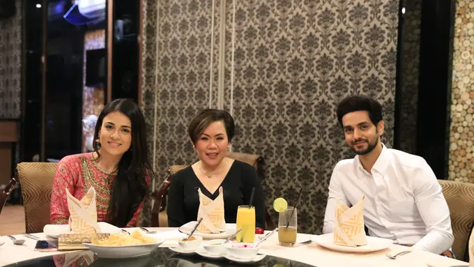 [Bintang] Suasana Hangat Dinner Bersama Pemeran Ranveer dan Ishani