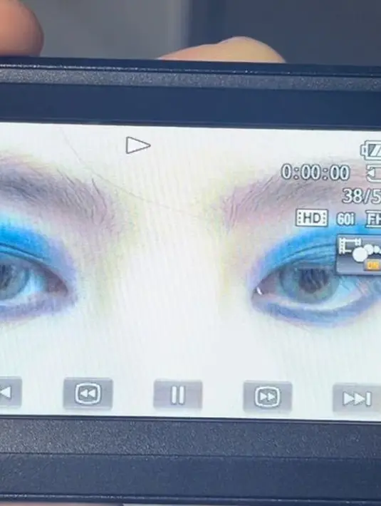 Makeup bold yang terdiri dari eyeshadow biru gelap ini membuat penampilan pemeran The Word of The Married ini terlihat lebih garang. (Instagram/xeesoxee).