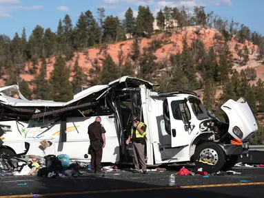 Pihak berwenang berada di lokasi kecelakaan sebuah bus wisata berisi turis China di dekat Taman Nasional Bryce Canyon, barat daya Utah, Amerika Serikat, Jumat (20/9/2019). Sedikitnya empat orang tewas dan 15 lainnya kritis dalam insiden naas tersebut. (Spenser Heaps/The Deseret News via AP)