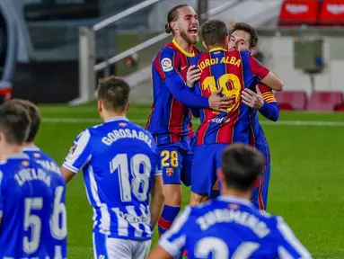 Para pemain Barcelona merayakan gol yang dicetak oleh Jordi Alba ke gawang Real Sociedad pada laga Liga Spanyol di Stadion Camp Nou, Kamis (17/12/2020). Barcelona menang dengan skor 2-1. (AP/Joan Monfort)