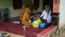 Sementara, data Kementerian Kesehatan Republik Indonesia mencatat ada 20 anak di Sumenep meninggal dunia akibat campak. (AP Photo/Dita Alangkara)