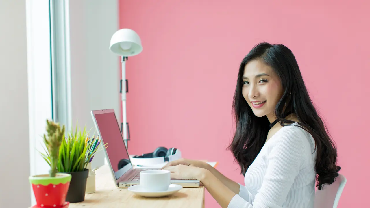 Seorang perempuan sedang bekerja di kantor (Foto Dok: Freepik/jcomp)