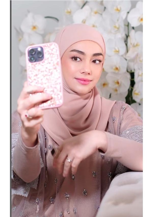 8 Potret Celine Evangelista Tampil Berhijab, Akui Nyaman