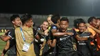 Stadion Indomilk Arena kembali tak bersahabat bagi tim Ibu Kota, Persija Jakarta. Setelah tumbang 0-1 dari Persita pada laga pekan ke-4 BRI Liga 1 2023/2024, Tim Macan Kemayoran kembali menuai kekalahan saat dijamu Dewa United pada pekan ke-10, Jumat (25/8/2023). Dua gol kemenangan tuan rumah ke gawang Andritany Ardhiyasa dicetak oleh Dimitris Kolovos pada menit ke-60 dan Septian Bagaskara pada masa injury time babak kedua. Dengan kekalahan ini, Persija sementara berada di posisi ke-10 dengan mengemas 13 poin, sementara Dewa United menghuni peringkat ke-7 dengan 15 poin. (Bola.com/M Iqbal Ichsan)
