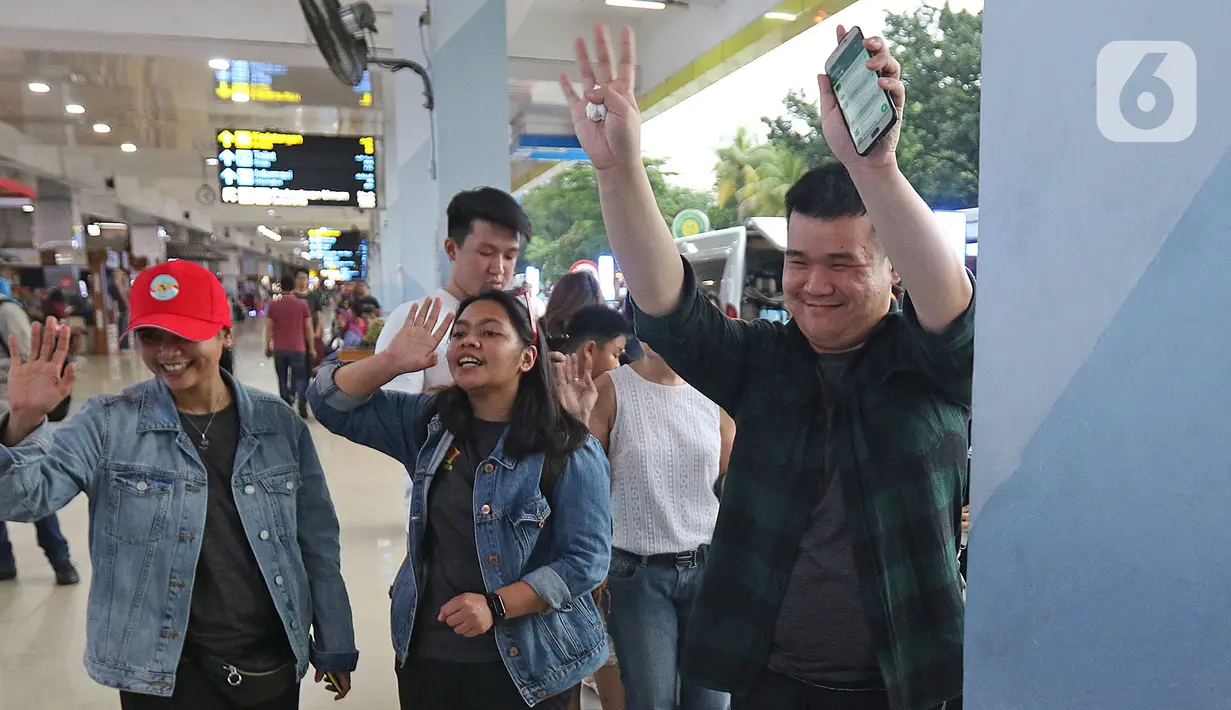 Sejumlah keluarga dan kerabat menjemput WNI yang selesai menjalani masa observasi virus corona dari Natuna, di Bandara Halim Perdanakusuma, Jakarta, Sabtu (15/2/2020). Pemerintah secara resmi memulangkan 238 WNI ke daerah masing-masing karena telah dinyatakan sehat. (Liputan6.com/Herman Zakharia)