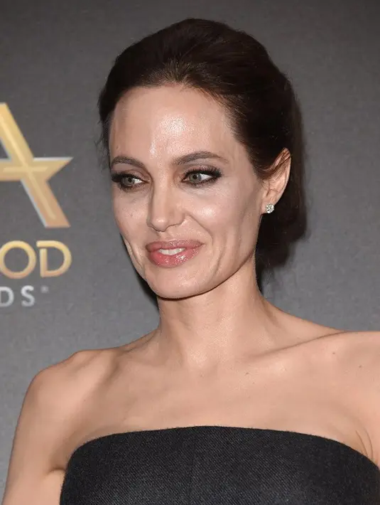 “Aku akan memberikan apapun untuknya agar dia terus bersamaku saat ini,” tuturnya. “Aku butuh dia. Aku ingin berbincang dengannya selalu dalam benakku dan mencoba berpikir apa yang ingin dia katakana dalam menuntunku,” tambah Jolie. (AFP/Bintang.com)