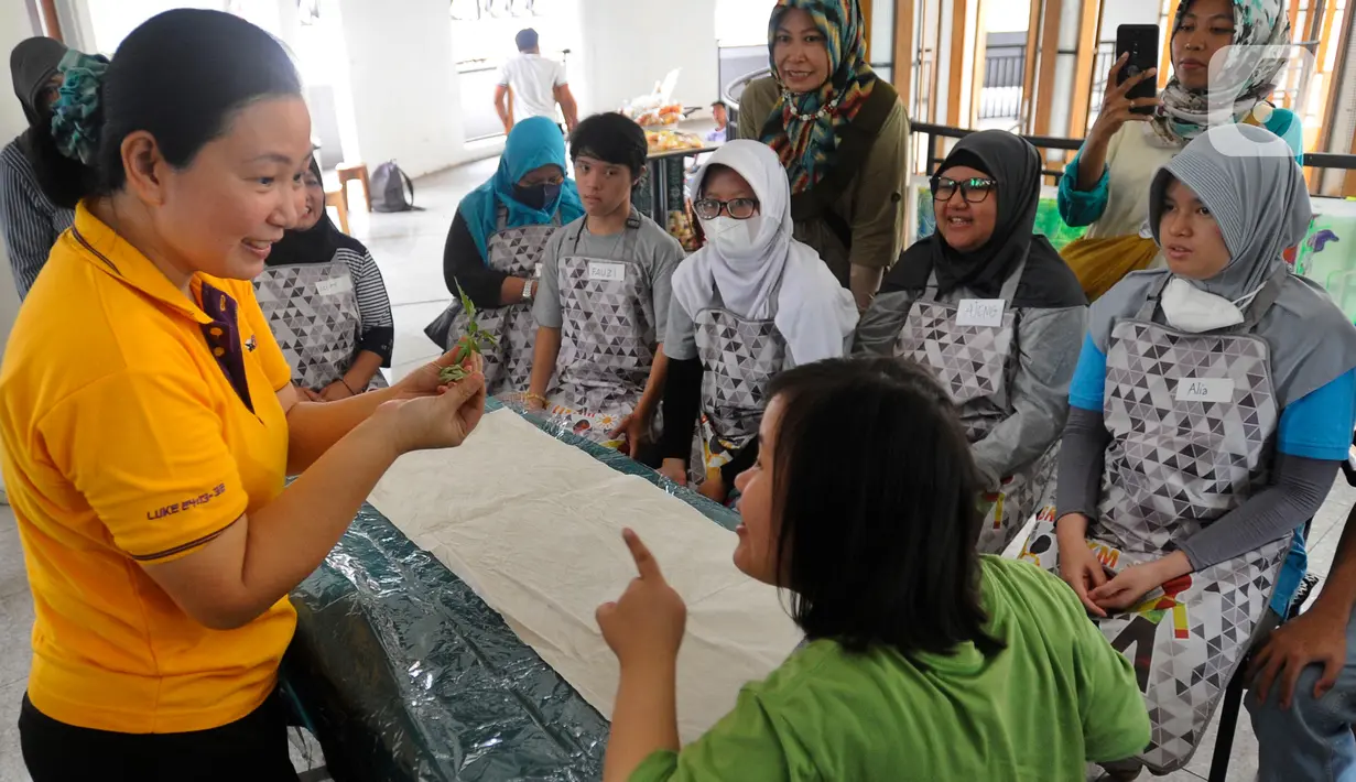 Sejumlah anak dan remaja terlihat antusias dan senang mengikuti arahan seorang instruktur yang mengajari mereka. (merdeka.com/Arie Basuki)