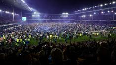 Suporter Everton menyerbu lapangan untuk merayakan akhir pertandingan Liga Inggris antara Everton dan Crystal Palace di Goodison Park di Liverpool, Inggris, 19 Mei 2022. Everton berhasil menang lewat come back dramatis 3-2 dan keluar dari zona degradasi Liga Inggris. (AFP/Oli Scarff)