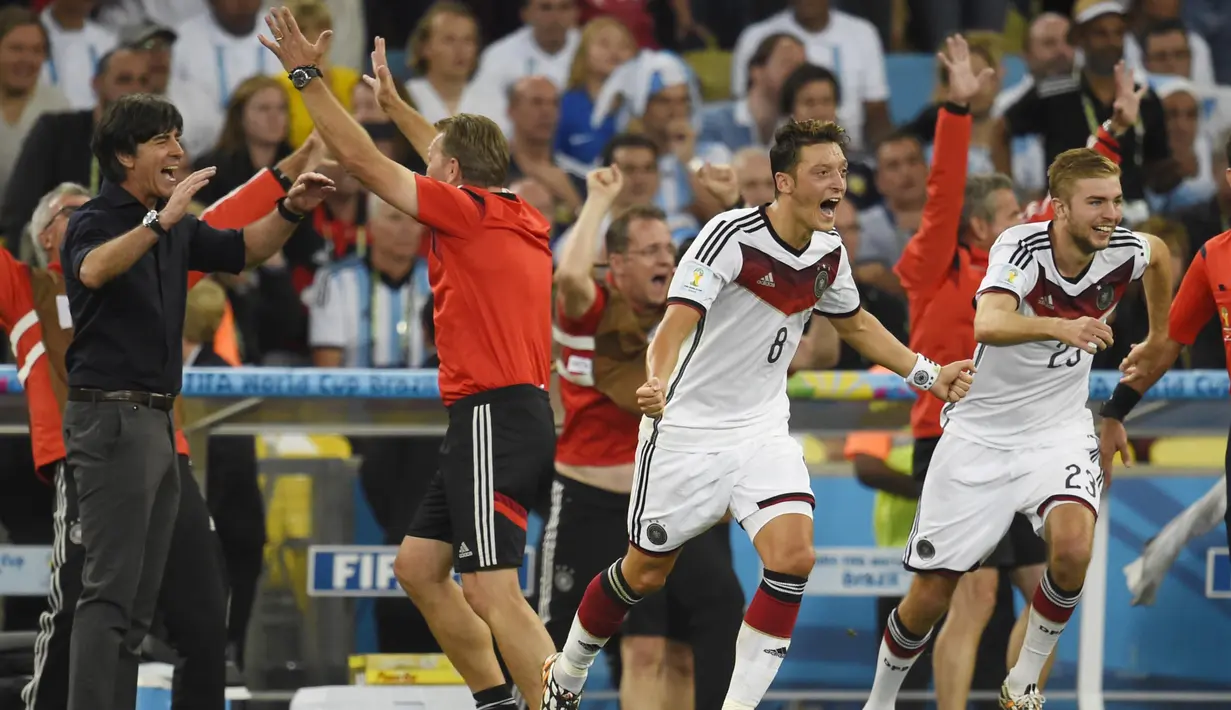 Pria berdarah Turki ini melakoni debut bersama timnas Jerman pada 2009. Hiingga Piala Dunia 2018, ia telah tampil 92 kali dan mencetak 23 gol. (AFP/Odd Andersen)