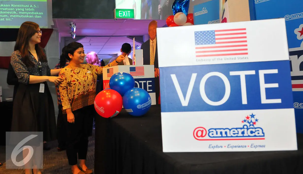 Pengunjung melakukan simulasi vote pemilihan Presiden Amerika Serikat di @amerika di Jakarta, Rabu (9/11). Dalam simulasi ini pengunjung dapat merasakan pemilihan presiden AS seperti yang sedang terjadi di Amerika Serikat. (Liputan6.com/Angga Yuniar)