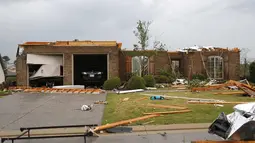 Sebuah rumah tampak rusak parah kehilangan atap akibat tornado yang menyapu beberapa kota di selatan Amerika Serikat, Senin, (28/4/14). (REUTERS/Lauren Wood)