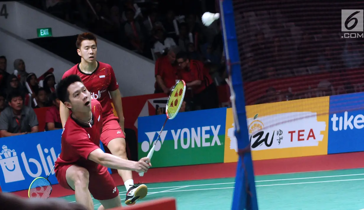 Ganda putra Indonesia, Kevin Sanjaya/Marcus Gideon mengembalikan kok ke arah Chen Hung Ling/Wang Chi-Lin(Taiwan) pada perempat final Indonesia Masters 2018 di Istora Senayan, Jumat (26/1). Kevin/Marcus unggul. (Liputan6.com/Helmi Fithriansyah)