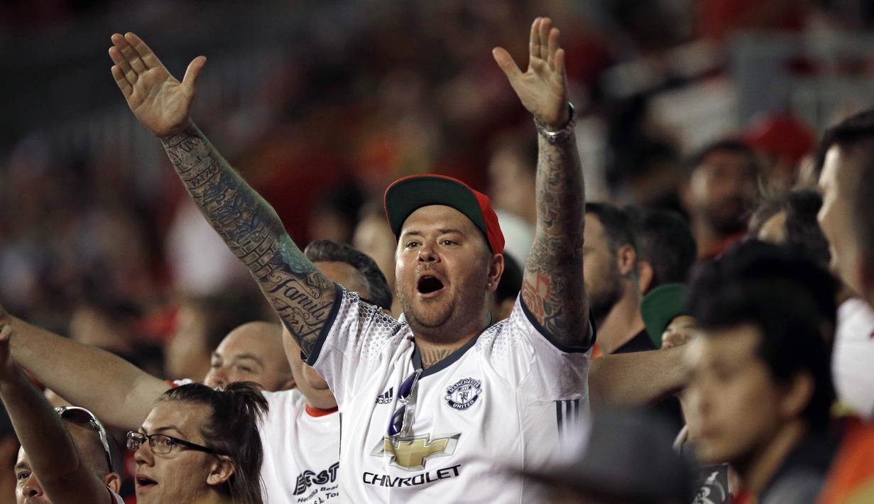 Suporter Manchester United merayakan kemenangan atas Real salt Lake pada laga persahabatan di Stadion Rio Tinto, Utah, Selasa (17/7/2017). MU menang 2-1 atas Salt Lake. (AP/Rick Bowmer)