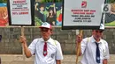 Dua politikus Partai Solidaritas Indonesia (PSI) yang mengenakan seragam SD dan SMP menyuarakan pesan revolusi pendidikan saat menggelar aksi simpatik dan edukatif di depan Kantor Kemendikbudristek. (Liputan6.com/Angga Yuniar)