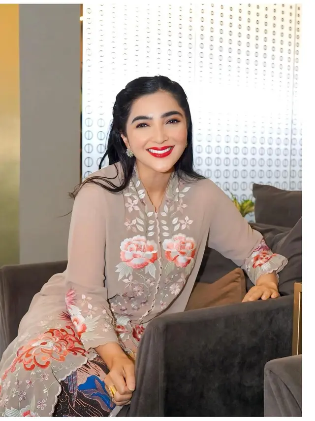 6 Potret Outfit Kebaya Ashanty di Kondangan Teman Kuliah, Inspirasi Gaya Elegan