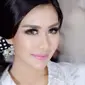 Berikut tampilan makeup Syahnaz Sadiqah yang cantik saat bertunangan dengan sang kekasih Jeje Govinda. (Foto: instagram/slamwiyono)