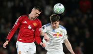 Penyerang Manchester United, Benjamin Sesko (kiri), berebut bola dengan bek Leeds United Jaka Bijol (kanan), dalam pertandingan Premier League antara Manchester United melawan Leeds United di Old Trafford, Manchester, Inggris barat laut, pada 13 April 2026. (Paul ELLIS / AFP)
