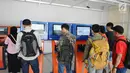 Calon penumpang kereta api membeli tiket di Stasiun Pasar Senen, Jakarta, Selasa (16/4). PT KAI Daop 1 Jakarta mengoperasikan 11 KA tambahan tujuan Bandung, Cirebon, Kutoarjo, Yogyakarta, dan Solo. (Liputan6.com/Herman Zakharia)