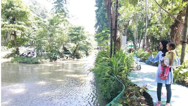 6 Potret Jogging Track Baru di Kebun Binatang Surabaya, Asri Banget