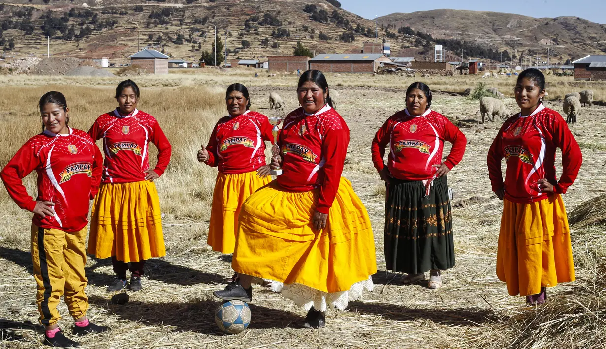 Sejumlah perempuan suku Aymara foto bersama sebelum bermain sepak bola di distrik Juli, kota Puno, Peru selatan. (AFP/Carlos Mamani)