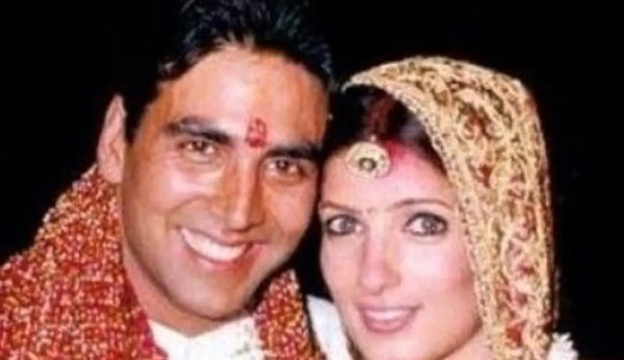 Ini adalah potret Akshay Kumar dan Twinkle Khanna yang menikah pada 17 Januari 2001. 20 tahun menikah, pasangan aktor ini telah dikaruniai dua orang anak. (Foto: KapanLagi)