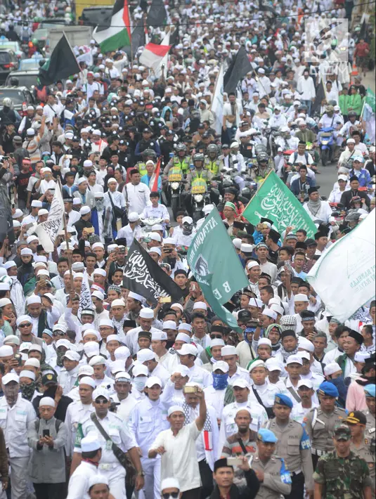 Massa Aksi Bela Islam 64 berunjuk rasa di Bareskrim, Jakarta, Jumat (6/4). Pengunjuk rasa menuntut kepolisian segera menangkap dan mengadili Sukmawati Soekarnoputri. (Merdeka.com/Imam Buhori)