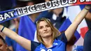 Si cantik dari Prancis ini mendukung tim tuan rumah dalam laga pembuka di Stade de France, Saint-Denis, (10/6/2016). (AFP/Franck Fife)