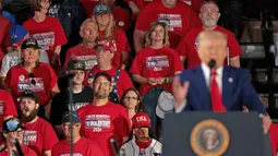 Dalam pidatonya, Presiden Donald Trump memamerkan prestasinya, terutama pada bidang imigrasi. (JEFF KOWALSKY/AFP)
